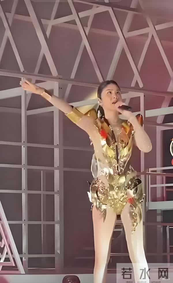陈慧琳演唱会穿三角裤衩,五十多了合适吗?人老心不老