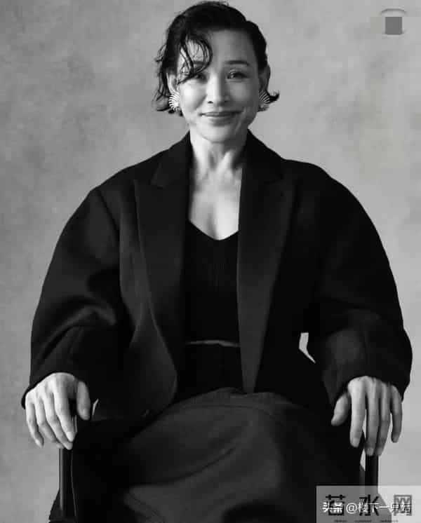 64岁陈冲游鼓浪屿 黑T配牛仔裤喝咖啡 素颜不医美 优雅老去好洒脱