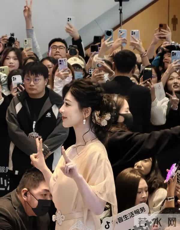 男粉齐喊老公现场失控,杨紫冷脸回应,她逆袭远不止变美这么简单