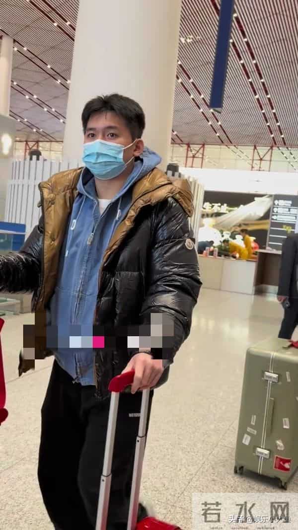 林诗栋北京机场出发成都混团世界杯，穿黑色亮面羽绒帅气十足！