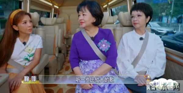 央视主持人聚会,朱迅面容憔悴瘦成皮包骨,鞠萍面色红润很富态