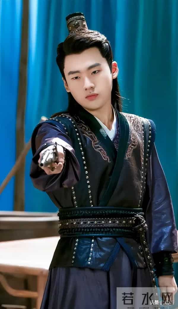 得罪郭麒麟6年后，再看朱亚文现状，如今的他已彻底走上文章老路