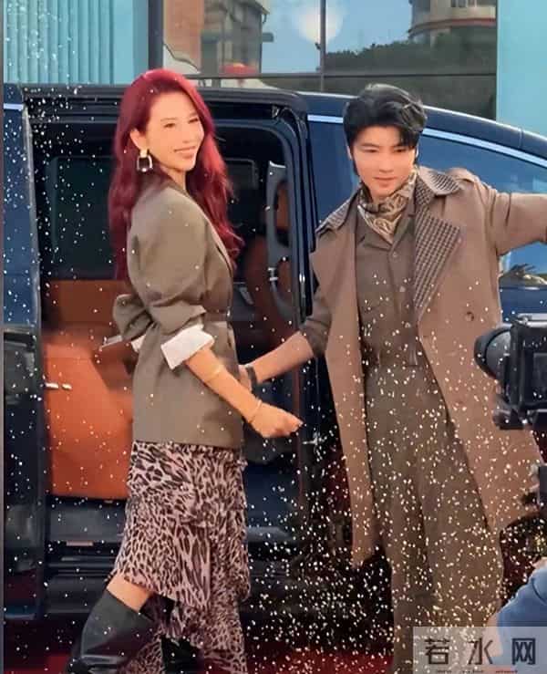 53岁蔡少芬为钱累脱相,化妆时直呼又困又累,15岁就开始为母还债