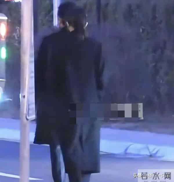 罗晋父亲葬礼结束后在路边徘徊 唐嫣满脸担心默默陪伴 为其减少工作