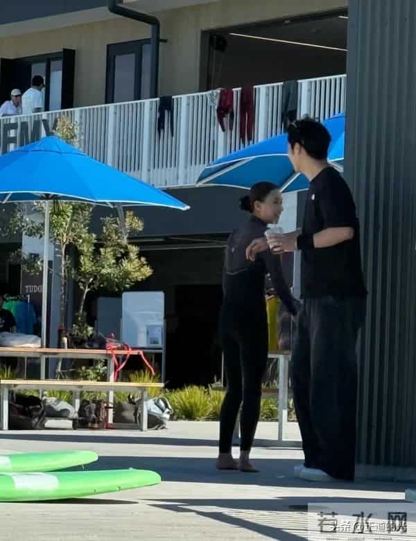 何超莲闭眼画眼线 还不忘和老公说话 窦骁变望妻石 目不转睛地看老婆