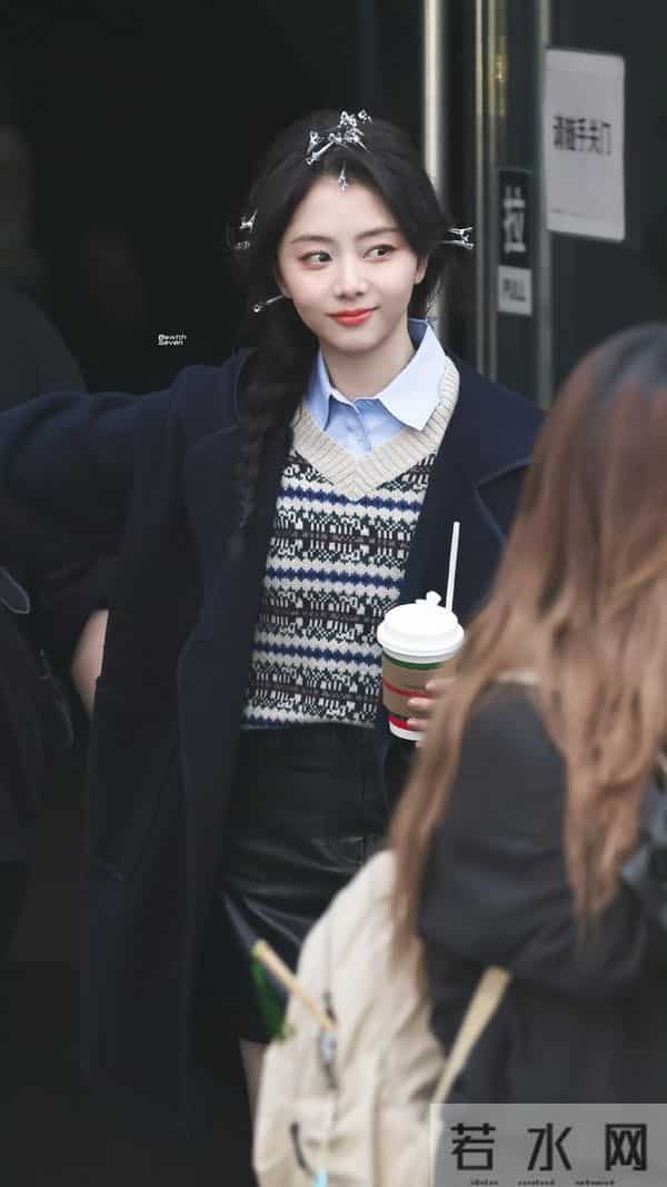 谭松韵今日上班路透，侧马尾麻花辫造型好青春甜美，太可爱了吧！