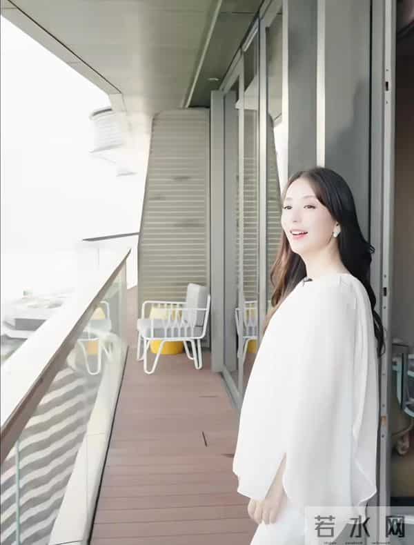 方媛素颜抱三胎女儿美,她出月子皮肤更好了,郭富城小女儿满月了