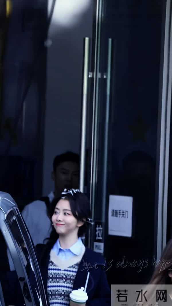 谭松韵今日上班路透，侧马尾麻花辫造型好青春甜美，太可爱了吧！