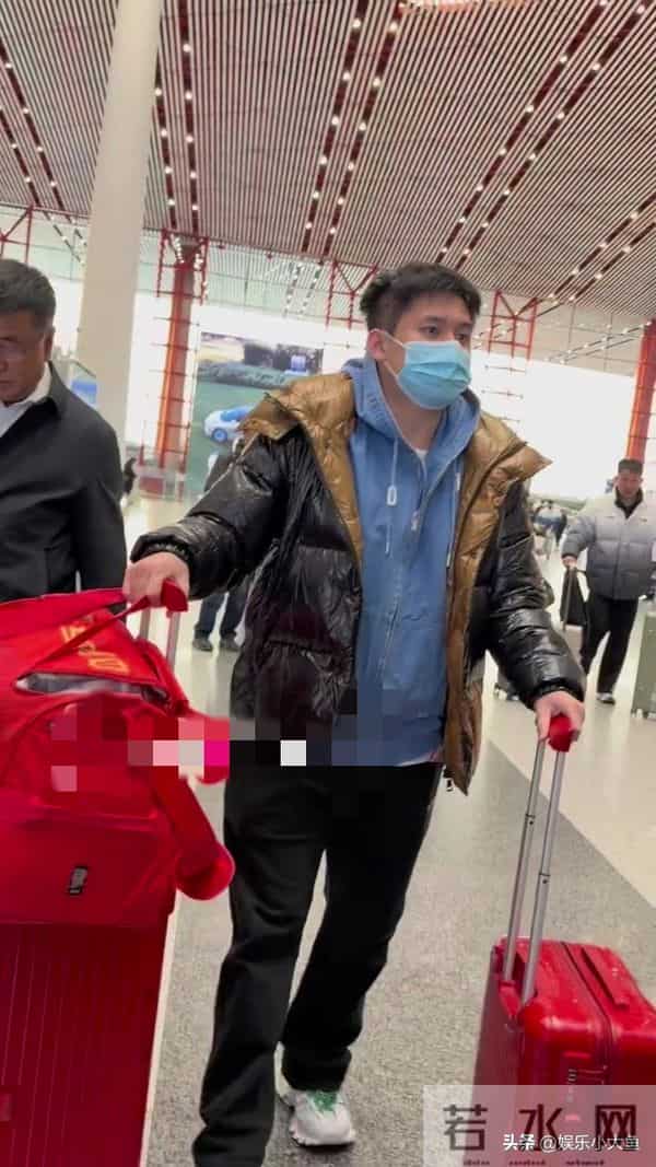 林诗栋北京机场出发成都混团世界杯，穿黑色亮面羽绒帅气十足！