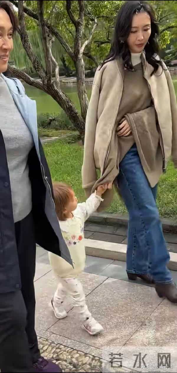 王鸥牵手小宝宝逛公园,实在是太美太温柔了!