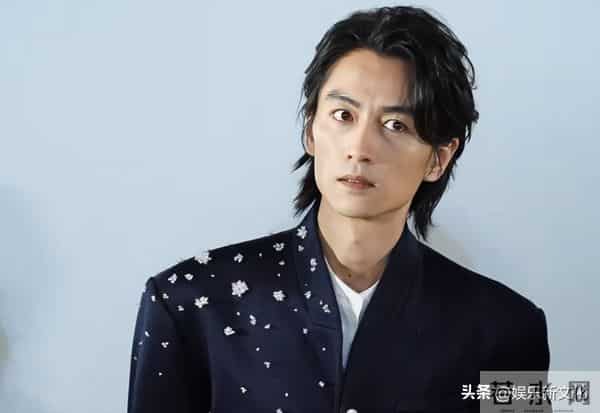 男人别太瘦！38岁陈晓现身活动，脸颊凹陷、眼纹密布不敢认！