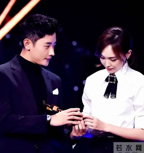 罗父葬礼结束后，罗晋和唐嫣一同乘车回别墅，俩人并肩同行很恩爱