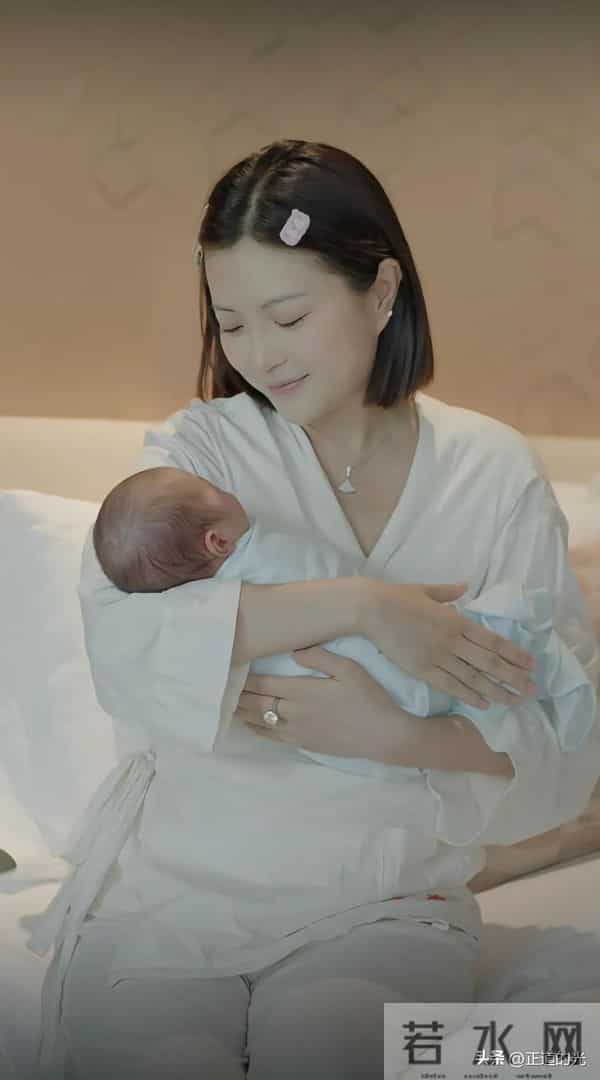 包文婧生子未满百天 和包贝尔带饺子游三亚 二胎家庭美满应偏爱头胎