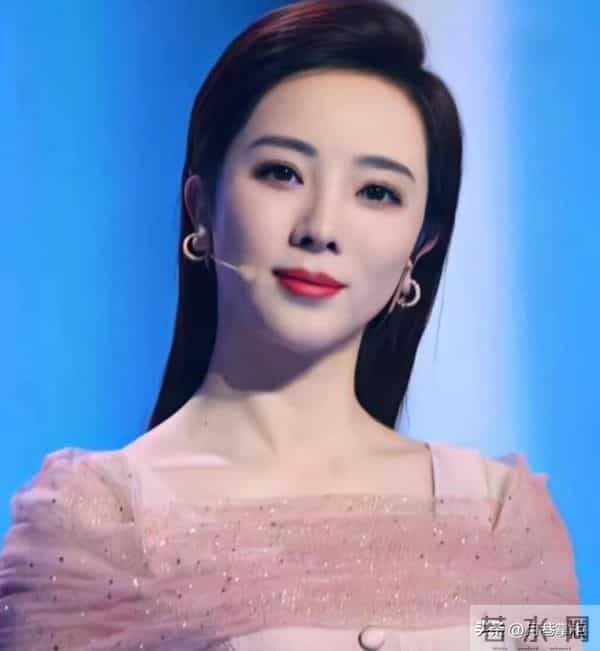 看破不说破，离开央视拼命赚钱的李思思，如今已走上了另一条道路