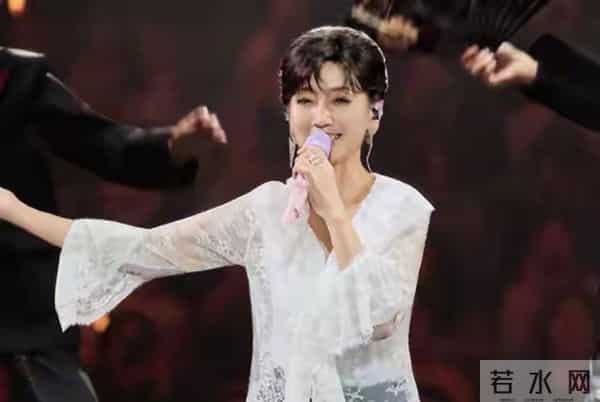 70岁米雪和72岁赵雅芝站一起,自然老去和医美老去,谁更胜一筹?