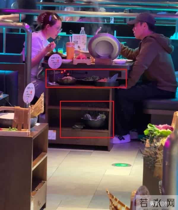 火锅店偶遇郑恺,苗苗“家庭主妇”土味穿搭,哪里像个女明星?