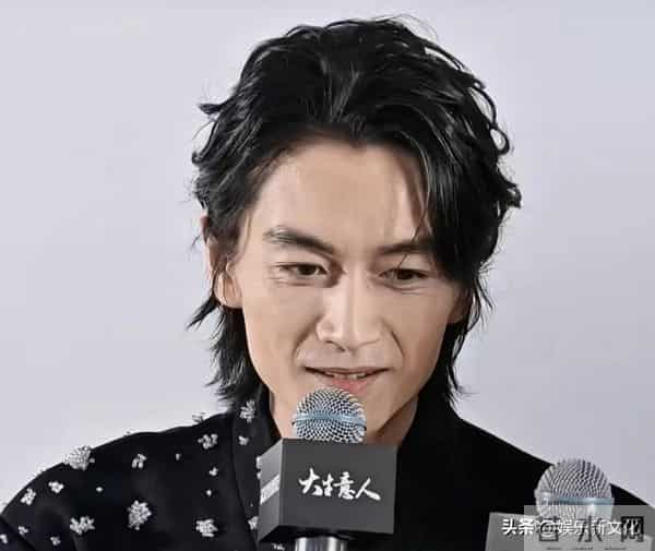 男人别太瘦！38岁陈晓现身活动，脸颊凹陷、眼纹密布不敢认！