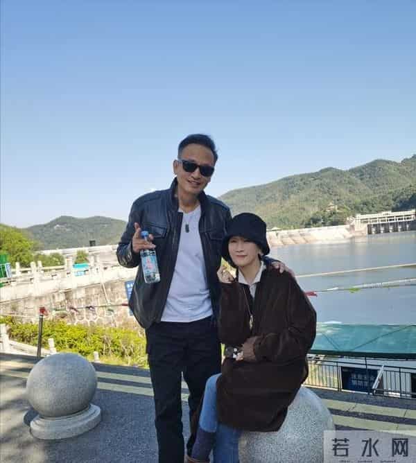 原来她是侯长荣的女儿,如今定居澳门,父女感情很好,且长得像妈