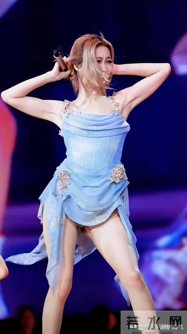 薛凯琪演唱会服装高开叉快到腰 也太敢了吧 状态一点不输内娱小白花