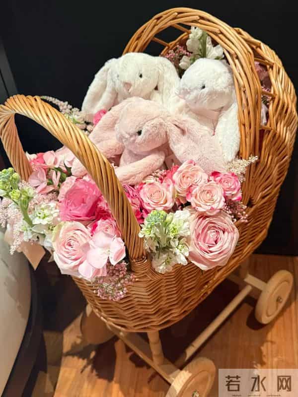 方媛素颜抱三胎女儿美,她出月子皮肤更好了,郭富城小女儿满月了