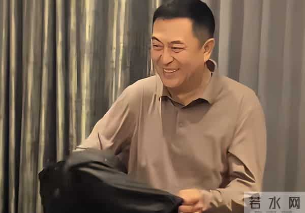 张嘉译深圳聚餐,71岁林威烟不离手,翁虹丰腴吸睛,午马遗孀现身