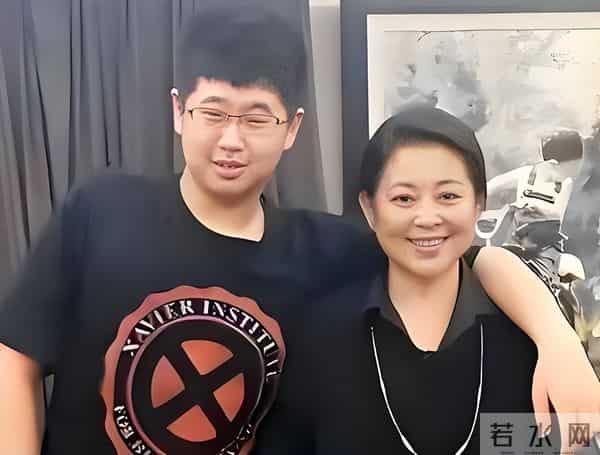 倪萍也没想到, 69岁再婚丈夫杨亚洲, 凭《沉默的荣耀》给全家争光了