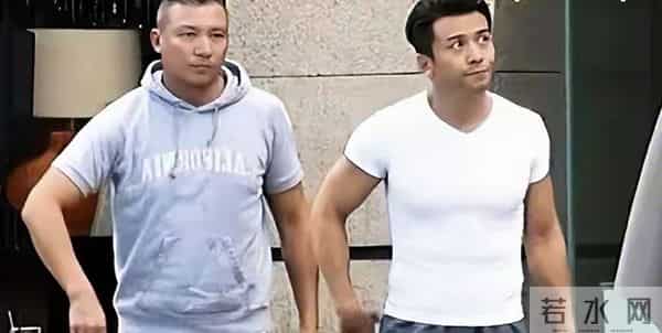 TVB前男星内地被偶遇，发际线引热议，56岁仍单身，曾被传同性恋