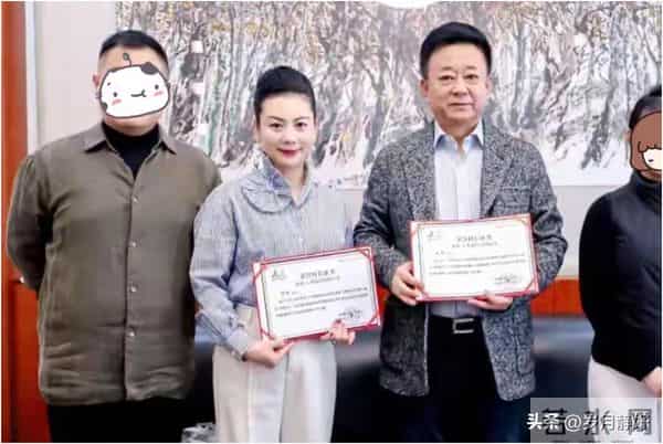 朱军夫妇现身北大,谭梅女强人打扮显腰粗肚子大,站老公旁像小辈