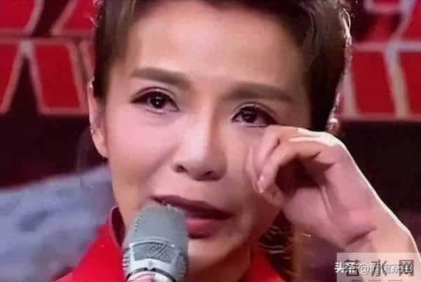 央视主持人聚会,朱迅面容憔悴瘦成皮包骨,鞠萍面色红润很富态