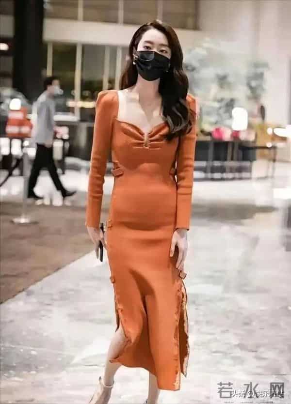 张小斐瘦得胸都没有了,居然还有小肚子,可见减肥真的太难了!