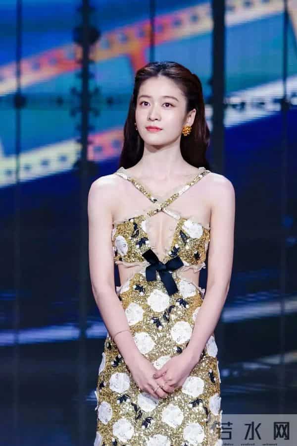 张雪迎气质微卷配性感交叉钉钻裙,身材有料美的格外“吸睛”