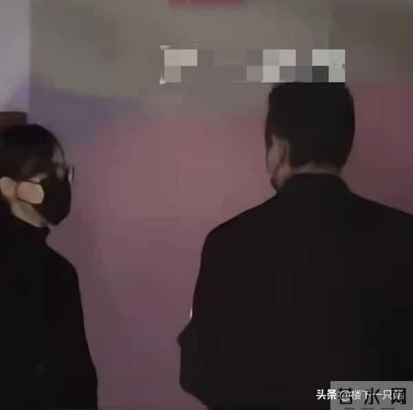 罗晋父亲葬礼结束后在路边徘徊 唐嫣满脸担心默默陪伴 为其减少工作