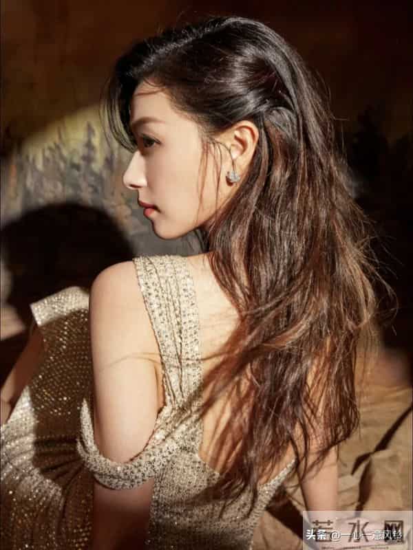 万茜这个样子的万茜，女人味十足，很迷人