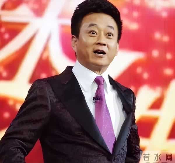 朱军带着很漂亮的老婆现身北大,四年冤屈过去,早已不再年轻