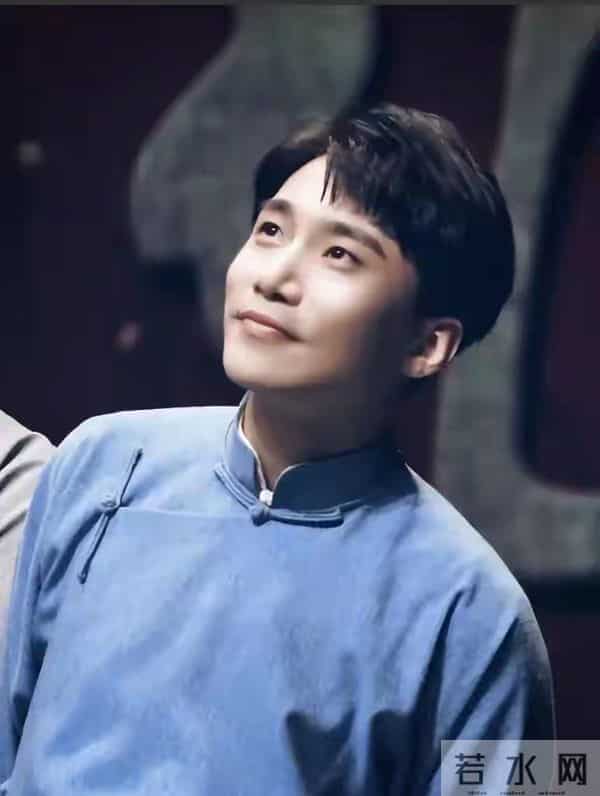 王鸥和妈妈牵着女儿散步,女儿黄头发小眼睛,长得不太像何九华