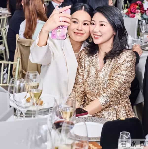 胡杏儿庆祝结婚十周年,一家五口幸福同框,众星道贺排面拉满