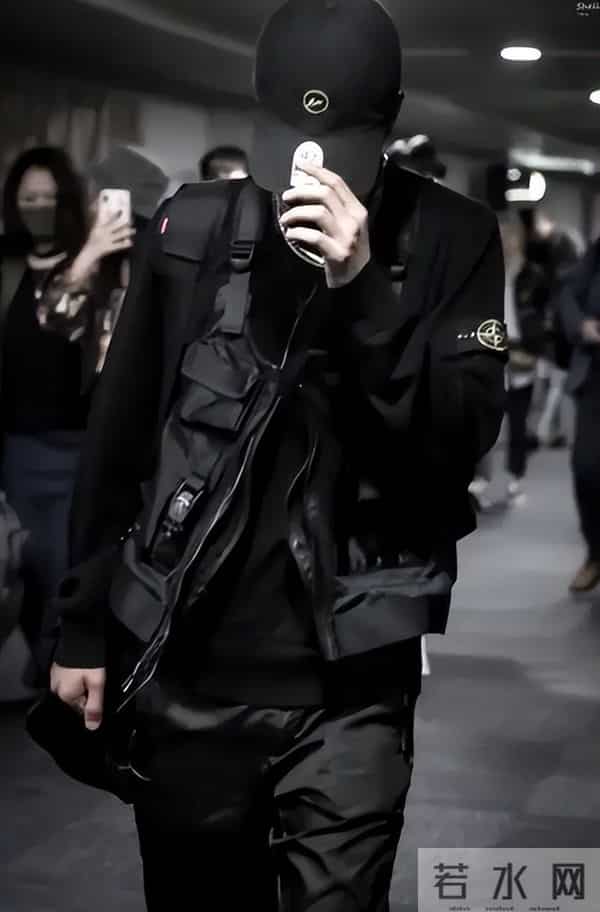 刘宇宁直播时被私生打电话