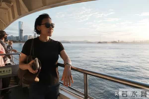 64岁陈冲游鼓浪屿 黑T配牛仔裤喝咖啡 素颜不医美 优雅老去好洒脱