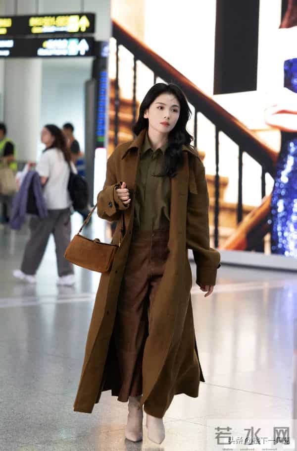 机场偶遇刘涛美拉德穿搭 47岁脸又小又白 走路带风 不穿秋裤又酷又飒