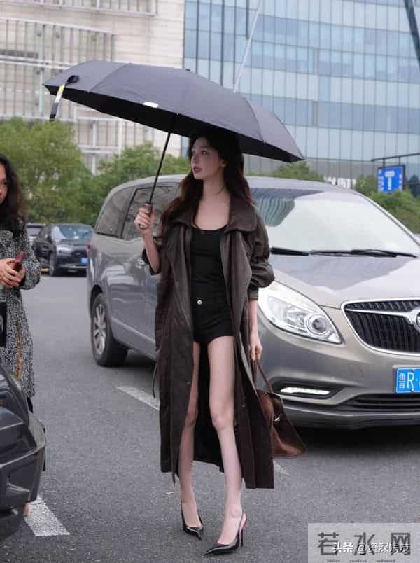 易梦玲最新路透！好纯欲的高跟鞋，脖子以下全是腿！