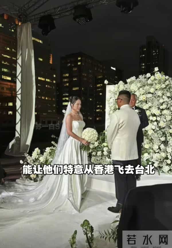 关之琳裹着丝巾和关颖同框,表情不大自然,邱淑贞和老公像两代人