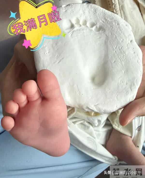 方媛晒小女儿满月照,恢复神速大秀好身材,就连皮肤也光滑透亮