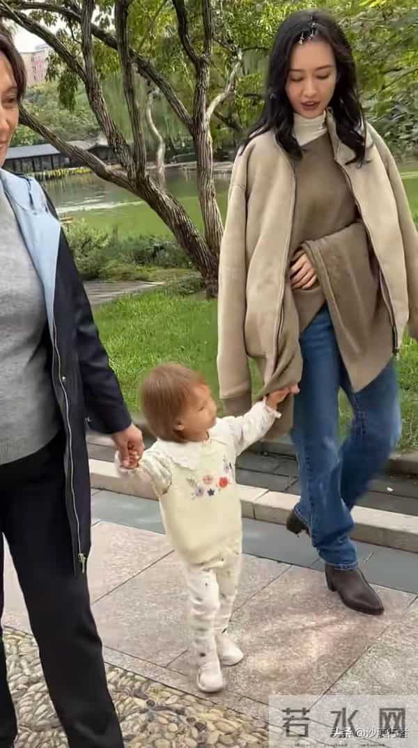 王鸥牵手小宝宝逛公园,实在是太美太温柔了!
