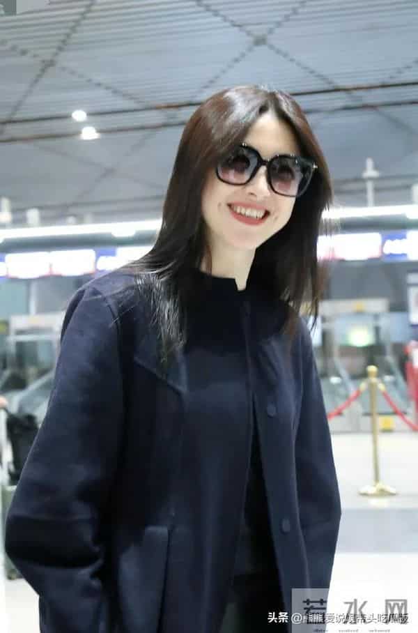 朱珠的气质真是出挑!穿黑色圆领大衣+牛仔裤,时髦又高级!