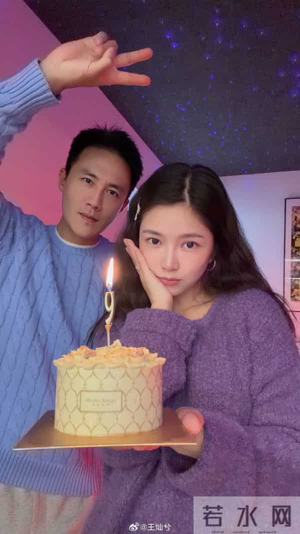 王灿晒老公健身帅照犯花痴，44岁杜淳大秀八块腹肌，man爆了