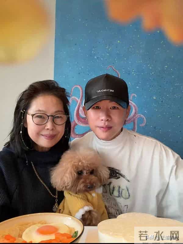 胡彦斌独自为母庆生 易梦玲却穿抹胸热裤剧场开工 恋情疑遭母亲反对