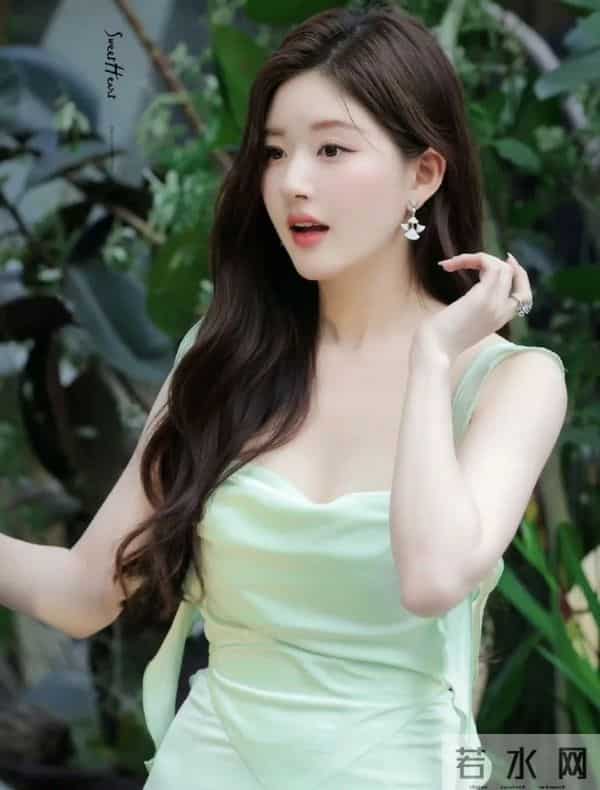 27岁赵露思太丰满，露背紧裙都兜不住好身材，难怪直男都喜欢她
