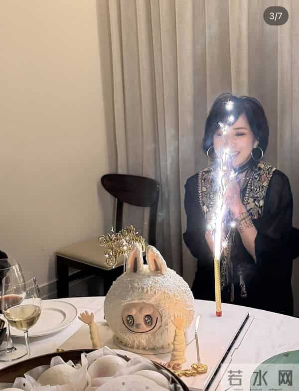 刘嘉玲提前庆祝60岁大寿,梁朝伟举香槟出镜,到场的都是名流好友