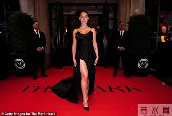乔治娜的Met Gala首秀:致敬戴妃的黑色吊带裙,C罗女友的独立宣言