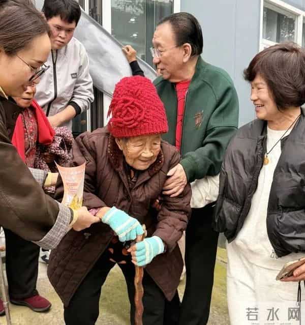 79岁侯耀华现状：独居北京别墅，家里环境脏乱差，晚年光景太唏嘘